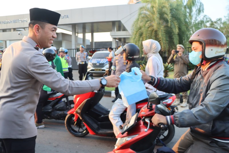 Foto: Kapolres Metro Tangerang Kota, Kombespol Dr. Raden Muhammad Jauhari Saat Membagi Bagikan Takjil Gratis kepada Masyarakat.