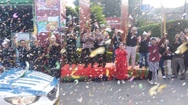 Foto: Kapolsek Batuceper, Kompol Gunawan dan Perwakilan PT Indofood CBP Sukses Makmur, Sandi Santoso Saat Melepas 19 Bus Angkut Pemudik ke Jawa Tengah dan Jawa Barat. 