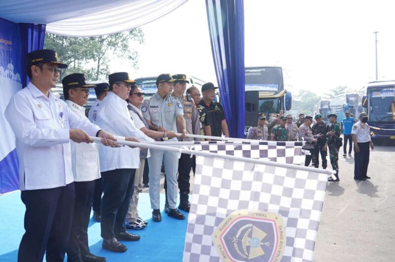 Foto: Wali Kota Tangerang H. Sachrudin dan Wakil Walikota Tangerang, H. Maryono Hasan bersama Jajaran Kementrian Perhubungan saat melepas ribuan pemudik dari Kota Tangerang. 
