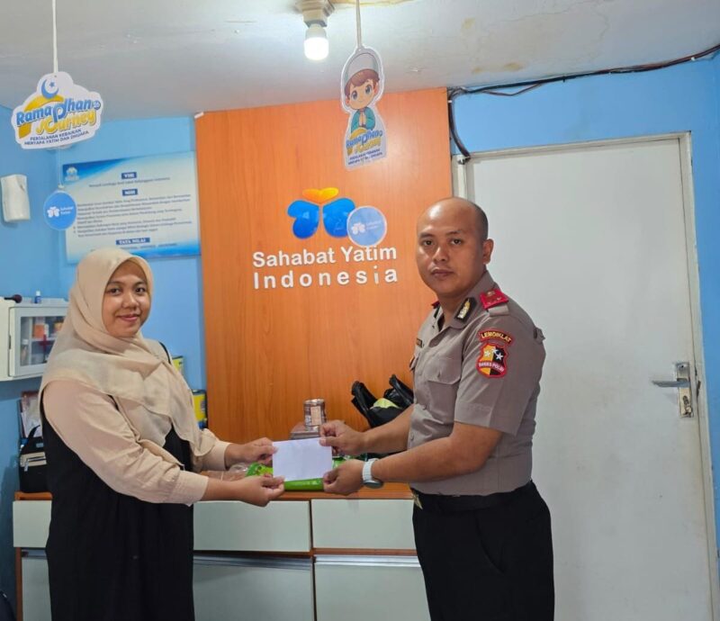 Foto: Salah Satu Siswa SIP Angkatan 55 Saat Menyerahkan Bansos.