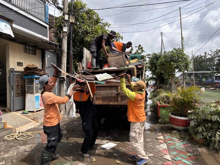 Foto: Para Pegawai DLH Saat Melakukan Pengangkutan Sampah Selama Lebaran. 