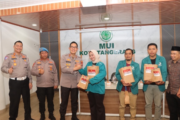 Foto: Wakapolres Metro Tangerang Kota, AKBP Eko Bagus Riyadi Didampingi Kasatlantas AKBP Nopta Histaris Suzan dan Kasie Propam AKP Totok Saat Menyerahkan Sembako ke Mahasiswa. 