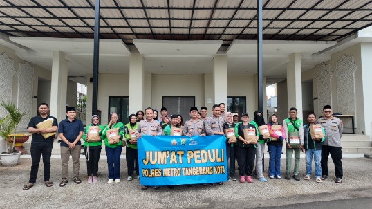 Foto: Usai Bagikan Sembako, Kapolres Metro Tangerang Kota, Kombes Pol Raden Muhammad Jauhari beserta Jajaran Berfoto Bersama Para Driver Ojek Online.