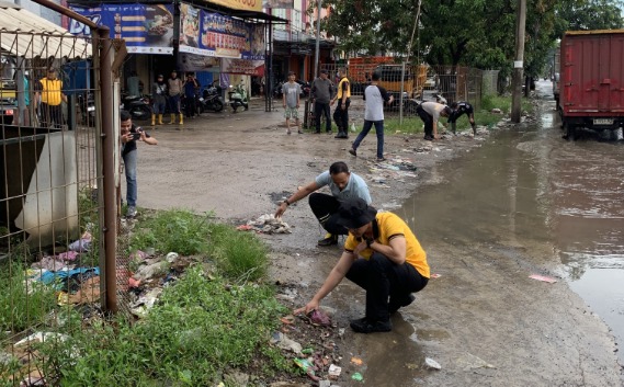 Foto: Kapolsek Teluknaga, IPTU Kevin Hotlando Saat Melaksanakan Kerjabakti Membersihkan Sampah di Jalan Salembaran.
