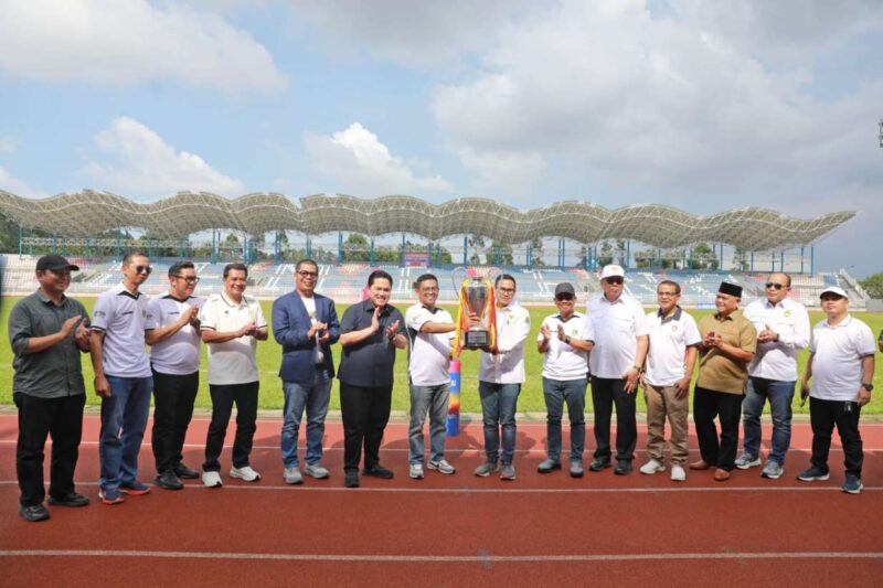 Foto: Usai Resmi Membuka Pertandingan Liga 4 Banten Piala Gubernur Banten Tahun 2025/2026, Erick Tohir Berfoto Bersama Gubernur dan Wali Kota Tangerang.