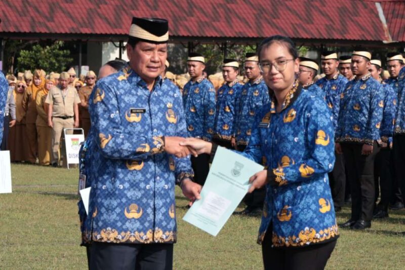 Foto: Bupati Tangerang, Moch. Maesyal Rasyid Saat Melantik Ratusan CPNS Menjadi PNS.