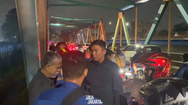 Foto: Situasi Saat Penyelamatan Seorang Pria Depresi Hendak Bunuh Diri Loncat ke Kali Cisadane.