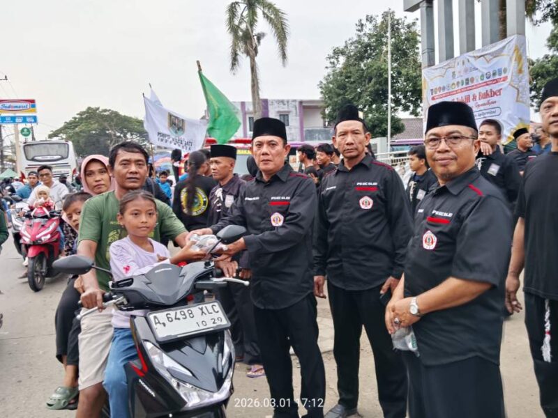 Foto: Ketua IPSI Ranting Rajeg, Mas Beny Akas Didampingi Penasehat IPSI Rajeg, Mas Marlisman Serta Pengurus Lainya Saat Menyerahkan Takjil Gratis kepada Masyarakat.