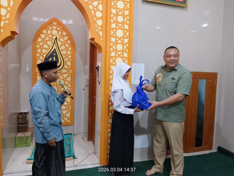 Foto: Komisaris PT JWM, Otong Kosasih Saat Menyerahkan Santunan dan Sembako Kepada Anak Yatim Secara Simbolis.