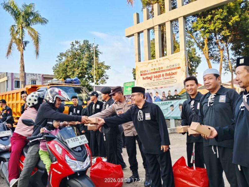 Foto: Ketua Ranting PSHT Rajeg, Mas Mujianto Bersama Penasehat Mas Marlisman dan Pengurus serta Perwakilan dari Polsek Rajeg Saat Menyerahkan Takjil Gratis kepada Warga Yang Melintas di Depan Kecamatan Rajeg.