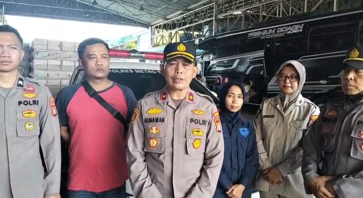 Foto: Kapolsek Batuceper Kompol Gunawan Saat Memberikan Keterangan Pers Sebelum Melepas Keberangkatan Mudik Gratis Karyawan PT Yasunli Abadi Utama.