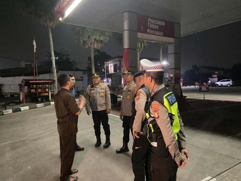 Foto: Anggota Polres Metro Tangerang Kota Saat Berpatroli di Salah Satu SPBU di Jalan Jendral Sudirman.