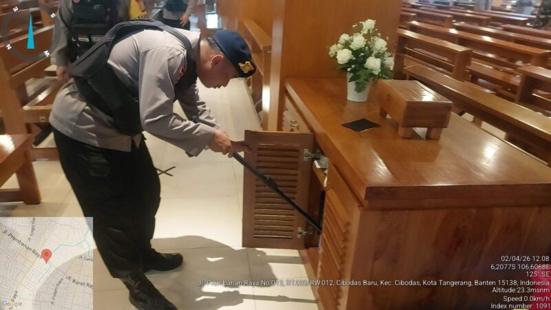 Foto: Anggota Polisi Jihandak Saat Melakukan Sterilisasi Salah Satu Gereja di Kota Tangerang.