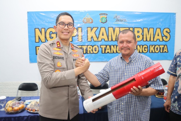 Foto: Waka Polres Metro Tangerang Kota, AKBP Eko Bagus Riyadi Saat Menyerahkan Kentongan Kepada Warga.
