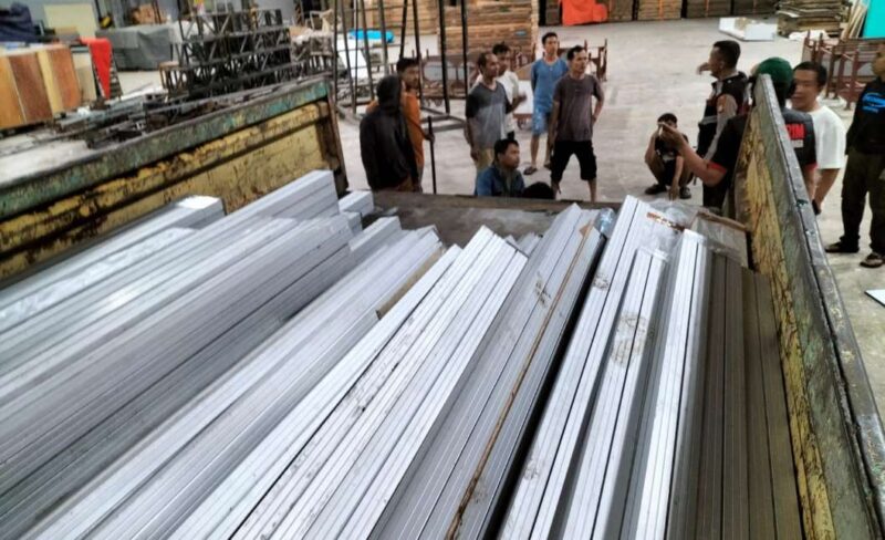 Foto: Satu Truk Aluminium Disita Polisi Sebagai Barang Bukti. 