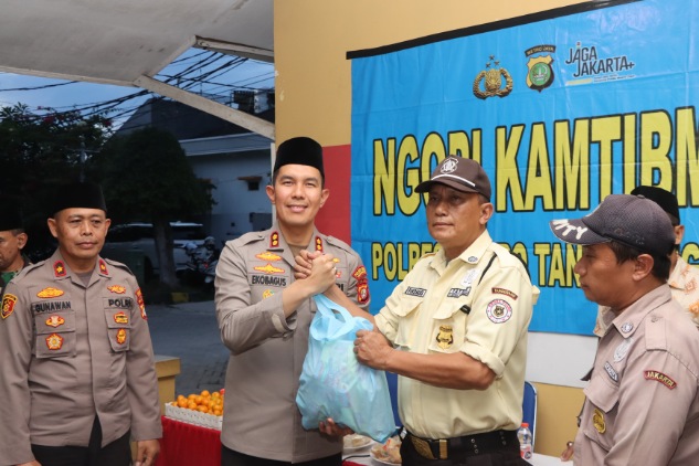 Foto: Wakapolres Metro Tangerang Kota, AKBP Eko Bagus Riyadi Didampingi Kapolsek Batuceper, Kompol Gunawan Saat Menyerahkan Paket Sembako Kepada Salah Seorang Security.