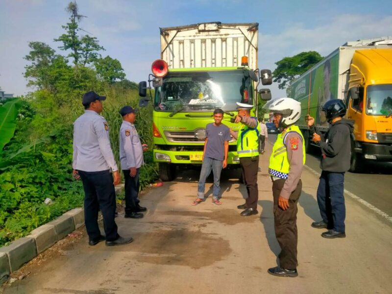 Foto: Anggota Polsek Neglasari Bersama Dishub Saat Menertibkan Parkir Liar di Wilayah Hukumnya.