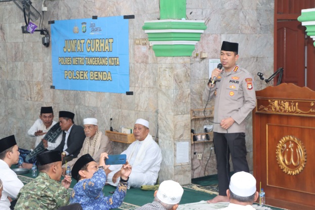Foto: Kapolres Metro Tangerang Kota, Kombes Pol Dr Raden Muhammad Jauhari Saat Melaksanakan Kegiatan Jum'at Keliling di Benda.