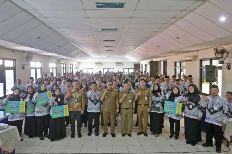 Foto: Wakil Walikota Tangerang, H. Maryono Hasan Bersama Kadisdik  Berfoto Bersama Para Guru. 