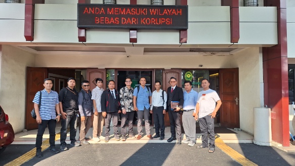 Foto: Kuasa hukum Tergugat dari Kantor Hukum SM & Partners, yang terdiri dari:
Adv. MUHLISIN, S.H., M.H., C.M.E., CPLA
Adv. DAN SUGIYANTO, S.H., S.H.M.M., M.H., C.M.E. Adv. BAGUS BASTORO, S.H.