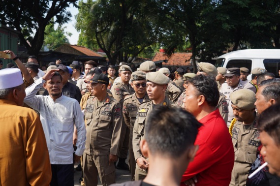 Foto: Petugas Gabungan Saat Tertibkan Lahan Bersertifikat di Rawa Bokor Secara Persuasif.