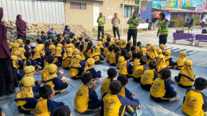 Foto: Anggota Satlantas Polres Metro Tangerang Kota Saat Memperkenalkan Tertib Lalu Lintas Kepada Anak-anak Usia Dini. 