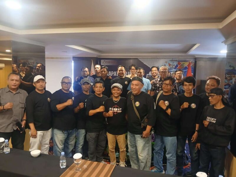 Foto: Usai Raker, Anggota Forwat Berfoto Bersama Ketua DPRD Kota Tangerang, Perwakilan Pemkot dan Polres Metro Tangerang Kota. 