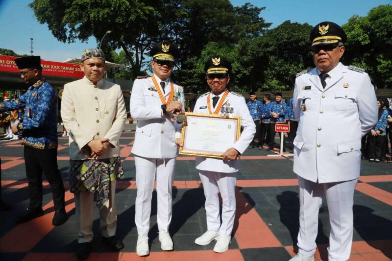 Foto: Wali Kota Tangerang, H.Sachrudim saat menerima penghargaan predikat Penyelenggaraan Pemerintahan Daerah dengan Kinerja Tinggi.