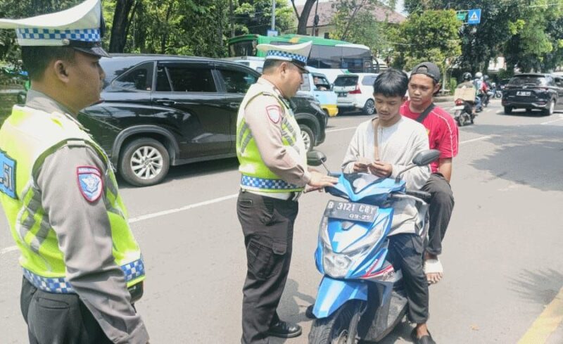 Foto: Anggota Satlantas Polres Metro Tangerang Kota Saat Melakukan Penindakan Terhadap Pelanggar Lalu Lintas Dengan ETLE Genggam. 