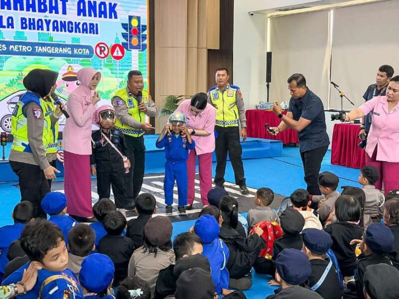 Foto: Anggota Satlantas Polres Metro Tangerang Kota Saat Memberikan Edukasi Tertib Lalu Lintas Kepada Anak-anak Usia Dini. 