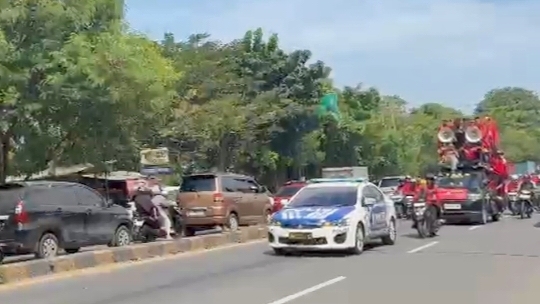 Foto: Anggota Polres Metro Tangerang Kota Saat Melakukan Pengawalan May Day.