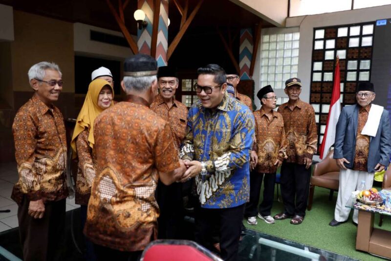 Foto: Wakil Walikota Tangerang, H. Maryono Saat Menyalami PNS Yang Telah Purnabakti. 