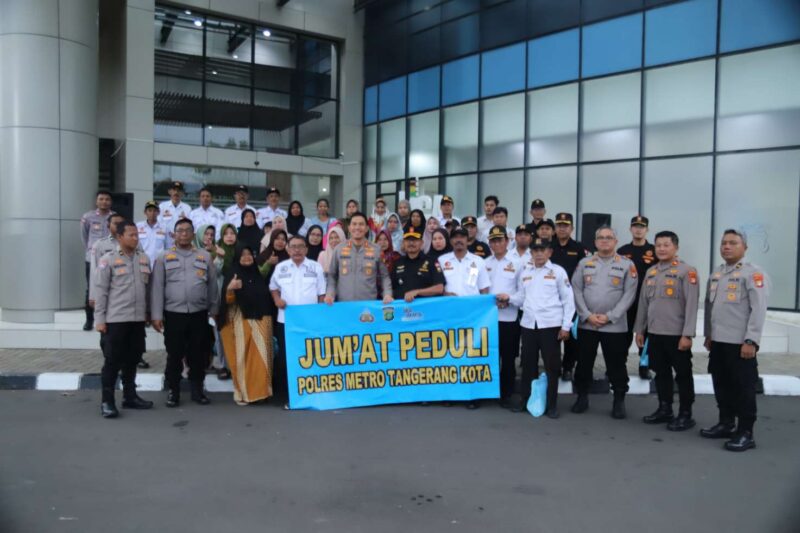 Foto: Wakapolres Metro Tangerang Kota, AKBP Eko Bagus Riyadi dan Jajaran Berfoto Bersama Puluhan Anggota Sabuk Kamtibmas. 