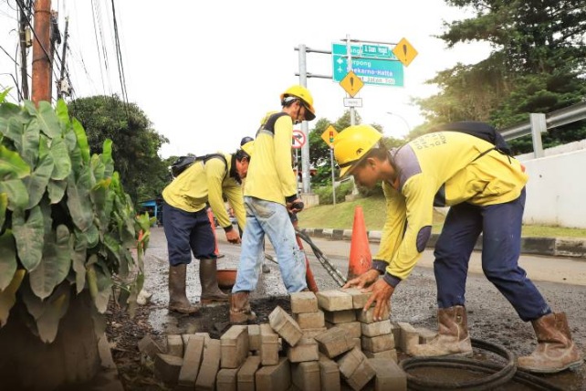 Foto: Para Pegawai PUPR Kota Tangerang Saat Melakukan Perbaikan di Salah Satu Ruas Jalan di Kota Tangerang. 