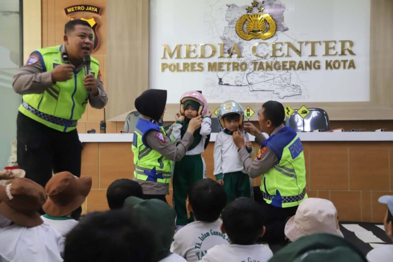 Foto: Anggota Sat Lantas Polres Metro Tangerang Kota Saat Kenalkan Keselamatan Lalu Lintas kepada Siswa TK Islam Gunung Jati.