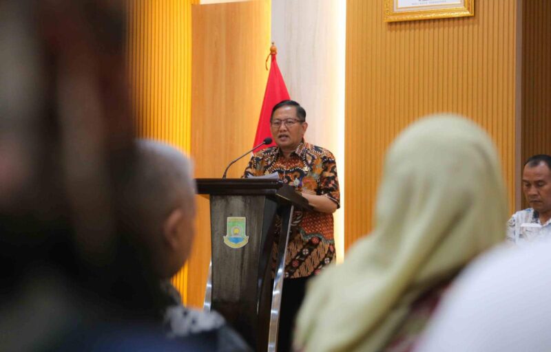 Foto: Sekda Kota Tangerang, H. Herman Suwarman Saat Menghadiri kegiatan Sosialisasi Tata Pemerintahan yang diikuti aparatur kecamatan dan kelurahan se-Kota Tangerang di Aula Kantor Kecamatan Tangerang, Kamis (07/05/2026).