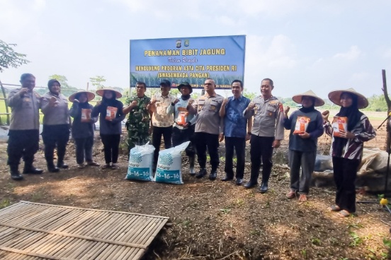 Foto: Kapolsek Batuceper, Kompol Gunawan Berfoto Bersama Kasat Binmas Polres Metro Tangerang Kota AKBP Rahmad Haryanto, Kadis Ketahanan Pangan Kota Tangerang Muhdorun, serta Pejabat Utama Polres Metro Tangerang Kota, unsur Forkopimcam, dan kelompok tani di Lokasi Penanaman Jagung.