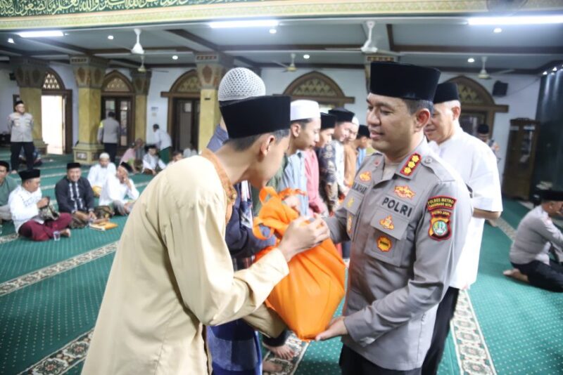 Foto: Kapolres Metro Tangerang Kota, Kombes Pol Raden Muhammad Jauhari Saat Menyerahkan Paket Sembako Kepada Santri. 