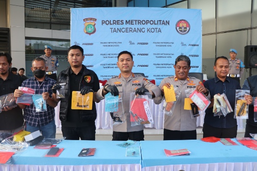 Foto: Kapolres Metro Tangerang Kota, Kombes Pol Dr. Raden Muhammad Jauhari Saat Pimpin Konferensi Pers di Lobby Utama Polres Metro Tangerang Kota, Rabu (13/05/2026).