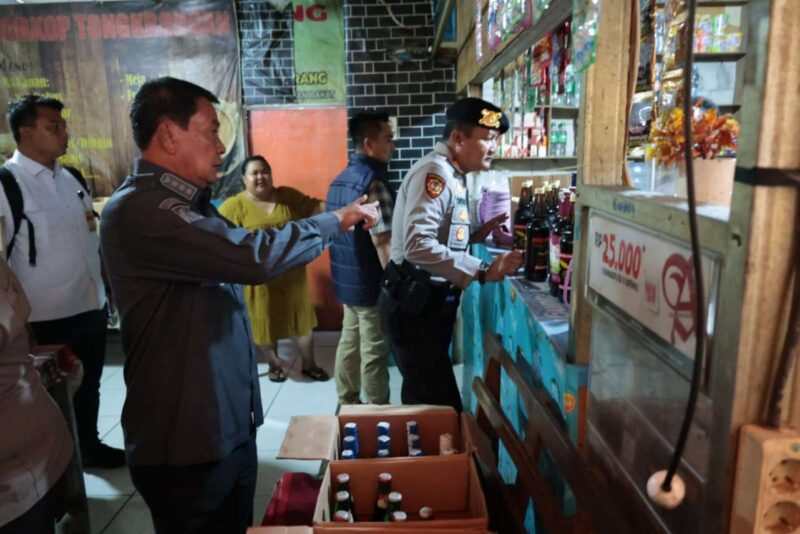 Foto: Bupati Tangerang, Rudi Maesyal Rasyid Bersama Dandim dan Kapolres Saat Sidak Tempat Hiburan Malam Yang Diduga Tak Berizin.