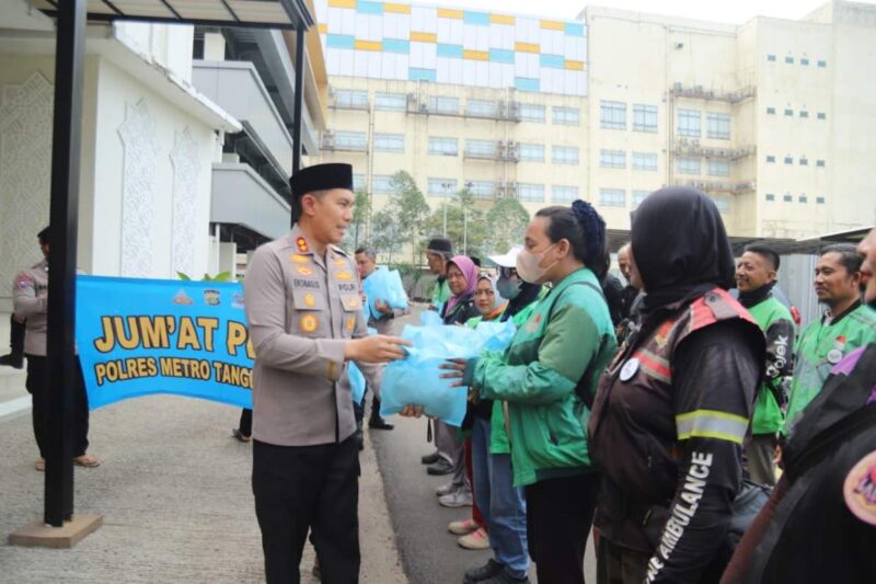 Foto: Wakapolres Metro Tangerang Kota, AKBP Eko Bagus Riyadi Saat Menyerahkan Bantuan Sembako Kepada Pengemudi Ojol. 