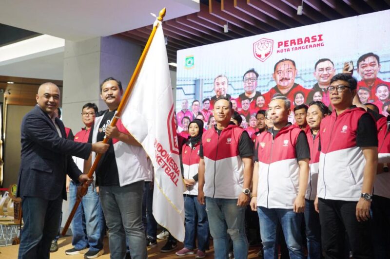 Foto: Ketua Umum Pengurus Provinsi (Pengprov) Perbasi Banten, Ahmed Zaki Iskandar Saat Menyerahkan Bendera Estafet Kepemimpinan PERBASI Kota Tangerang, Andri S. Permana.
