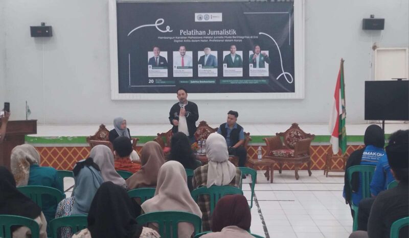 Foto: Ketua Forum Wartawan Tangerang (Forwat), Andi Lala, SH., Saat Memberikan Materi Dasar serta Kode Etik Jurnalistik Kepada Mahasiswa/wi STISNU Tangerang. 