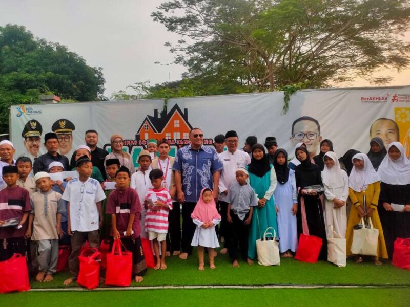 Foto: Perwakilan PT Jaya Wira Manggala, Otong Kosasih Berfoto Bersama Usai Menyerahkan Bantuan CSR Berupa Paket Sembako Kepada Anak-Anak Yatim di Neglasari.
