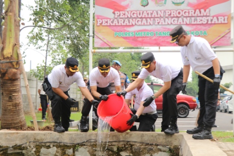 Foto: Kapolres Metro Tangerang Kota, Kombes Pol Raden Muhammad Jauhari Saat Pimpin Bersih-bersih Dilingkungan Mako Polres.