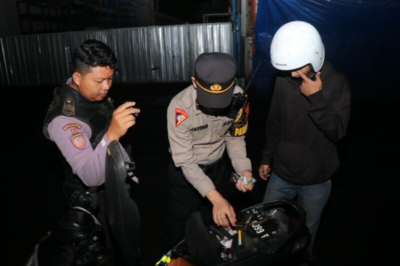 Foto: Anggota Polres Metro Tangerang Kota Saat Melaksanakan Razia Antisipasi Pelaku Begal.