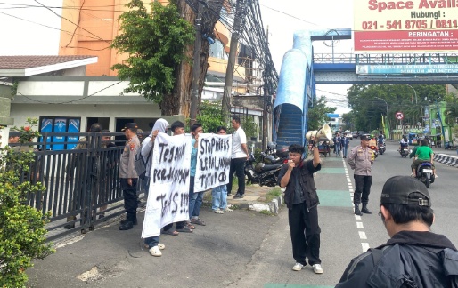 Foto: Aktifis Merah Muda Malaka Saat Gelar Aksi di Depan Mako Satpol PP Kota Tangerang.