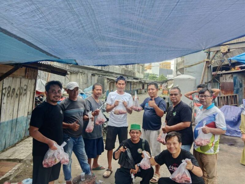 Foto: Usai Terima Daging Kurban Secara Simbolis, Warga dan Anggota Forwat Berfoto Bersama. 