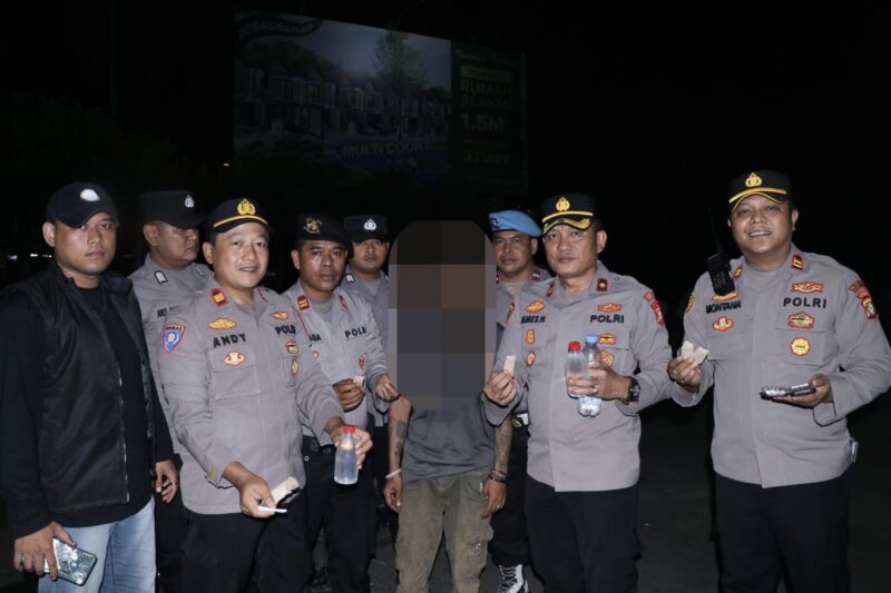 Foto: Anggota Polres Saat Mengamankan Seorang Pria Diduga Bawa Ganja di Jalan Imam Bonjol.