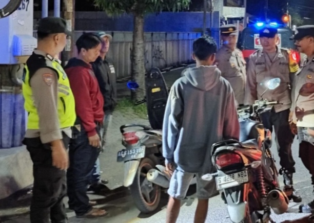 Foto: Anggota Polsek Batuceper Saat Melaksanakan Razia Operasi Cipta Kondisi di Jalan Pembangunan. 